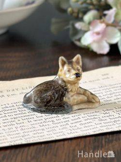 アンティーク雑貨 アンティークオブジェ イギリスで見つけたWADE社のビンテージ陶器、Whimsiesシリーズのアルザス犬のフィギア( Alsatian Dog)