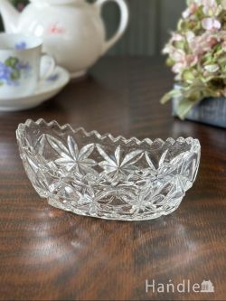 英国アンティークのガラス食器、オーバル型の丸い形が可愛い美しいボウル(pg-8349)