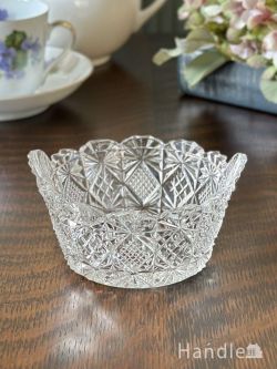 アンティーク雑貨 アンティーク食器 縁取りがキラキラ輝く可愛いガラス器、 英国アンティークのプレスドグラスの器