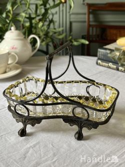 アンティークガラスのおしゃれなバスケット、プレスドグラスの器が入った可愛いアンティークのカゴ(m-9854-z)