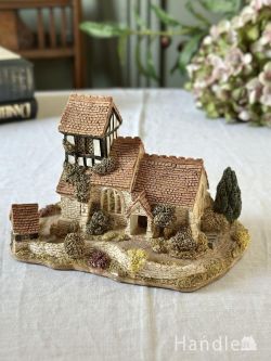 英国のLilliput Lane（リリパットレーン）、ゴシックリバイバル様式のミニチュア教会