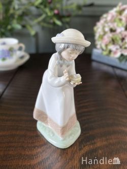 アンティーク雑貨 アンティークオブジェ イギリスで見つけたリヤドロ社のフィギュリン、NAOの小鳥を愛でる少女のフィギュリン