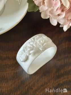 アンティーク雑貨 アンティーク食器 真っ白なバラの陶花が浮かび上がる、英国アンティークのナプキンリング