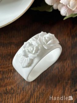 アンティーク雑貨 アンティーク食器 真っ白なバラの陶花が浮かび上がる、英国アンティークのナプキンリング