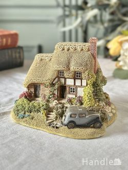 玄関に停まっている車も可愛い茅葺屋根のお家、ハーフティンバーのリリパットレーン
