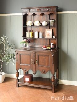 バルボスレッグのおしゃれなウェルシュドレッサー、英国アンティークのオーク材のオープンキャビネット
