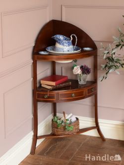 アンティーク家具 アンティークのキャビネット ウェッジウッドのジャグ&ボールがセットになった、英国アンティークのウォッシュスタンド