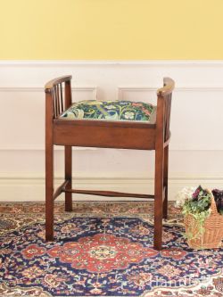 収納が付いたアンティークの美しい椅子、テーパードレッグが美しいミュージックスツール