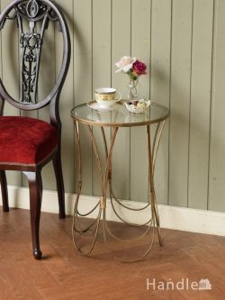 アンティーク風 アンティーク風の家具 キラッと輝くゴールド色がおしゃれな、アンティーク調のサイドテーブル