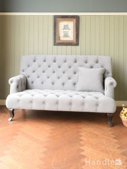 英国アンティーク風のおしゃれなソファ、ボタンダウンの2人掛け椅子（ライトグレー）