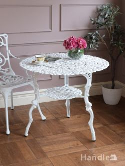 アンティーク風 アンティーク風の家具 フレンチアンティーク調のおしゃれなテーブル、レース模様の天板が可愛いガーデンテーブル（WH・80cm）
