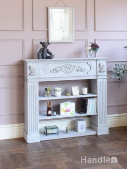 アンティーク風 アンティーク風の家具 シャビーシックな雰囲気漂うマントルピース、フレンチアンティーク調のおしゃれな飾り棚