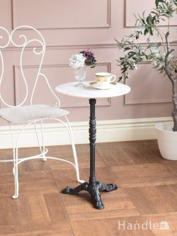 アンティーク風 アンティーク風の家具 白い大理石の丸い天板が優雅なサイドテーブル、フレンチアンティークスタイルのカフェテーブル