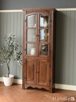 アンティーク風 アンティーク風の家具 リネンフォールドの扉がおしゃれな食器棚、オーク材のアンティーク調カップボード