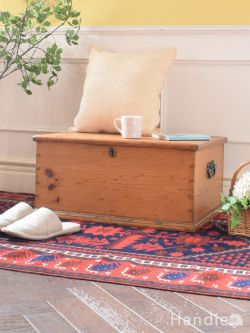 アンティーク家具 ブランケットボックス・収納ボックス コンパクトサイズのアンティークの収納ボックス、オールドパイン材のおしゃれなブランケットボックス