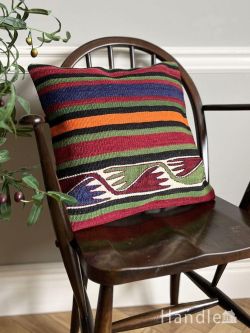 幸せのシンボルマークがデザインされた、ストライプ模様のオールドキリムのクッションカバー(m-9965-z)