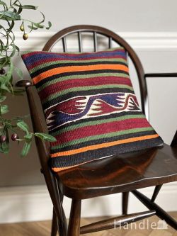 絨毯 キリム 幸せのシンボルマークがデザインされた、ストライプ模様のオールドキリムのクッションカバー