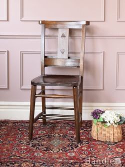 聖書箱が付いた可愛いチャペルチェア、クローバーのアンティークチャーチチェア