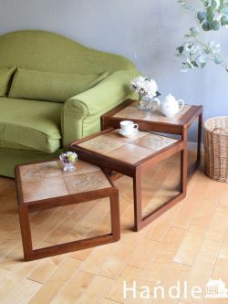 アンティーク家具 アンティークのテーブル タイルトップの可愛いビンテージテーブル、3台セットのおしゃれなネストテーブル