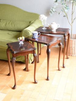 アンティーク家具 アンティークのテーブル 美しい木目に惹かれる猫足のテーブル、イギリスから届いたアンティークのネストテーブル