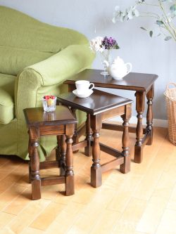 アンティーク家具 アンティークのテーブル チョコレート色のおしゃれなテーブル、英国アンティークのネストテーブル