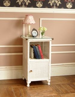 アンティーク家具 アンティークのキャビネット アンティークのロイドルーム家具、ホワイトペイントのベッドサイドキャビネット