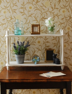 アンティーク家具 アンティークのウォールハンガー フレンチホワイトペイントのアンティークシェルフ、ディスプレイラック