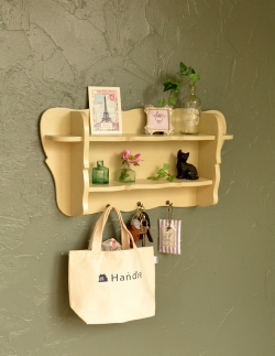 アンティーク家具 アンティークのウォールハンガー イエローペイントの可愛いアンティークウォールシェルフ（フック付き）