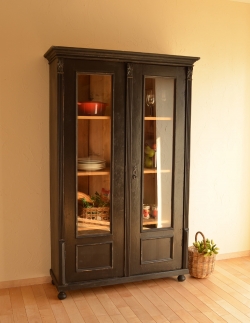アンティーク家具 アンティークのキャビネット アンティークのペイント家具、ブラック色のガラスキャビネット