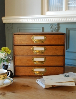 アンティーク家具 アンティークのウォールハンガー アンティークの小さな家具、４段のファイリングボックス