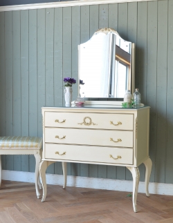 アンティーク家具 アンティークのドレッサー ホワイトペイントのアンティークフレンチ家具、ガラス天板のドレッサー（ドレッシングチェスト）