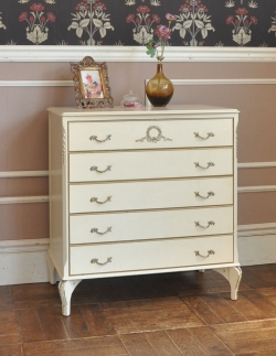 アンティーク家具 アンティークのチェスト リボンの装飾が可愛いフランスアンティーク家具、５段のフレンチチェスト