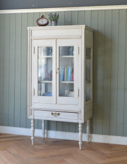 アンティーク家具 アンティークのキャビネット フランスの美しいアンティーク家具、脚が長いガラスキャビネット