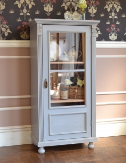 アンティーク家具 アンティークのキャビネット フランスのアンティーク家具、グレーペイントのガラスキャビネット