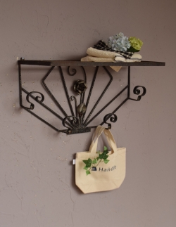 アンティーク家具 アンティークのウォールハンガー 薔薇が付いたアイアン製アンティークのホールハンガーフック（ウォールハンガー）