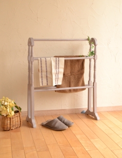 アンティーク家具 その他 アンティーク家具 色もかたちもお洒落なペイント仕上げのアンティークタオルハンガー（タオルレイル）