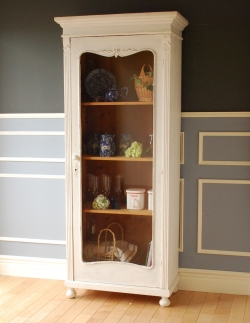 アンティーク家具 アンティークのキャビネット 装飾が可愛いアンティーク家具、ペイントのフレンチガラスキャビネット