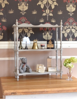 アンティーク家具 アンティークのウォールハンガー フランス便で到着した、かたちも色もお洒落なウォールシェルフ（ペイント仕上げ）