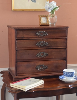 アンティーク家具 アンティークのキャビネット フランスで見つけた小さな家具、アンティークスモールドローワー