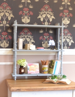 アンティーク家具 アンティークのウォールハンガー どこにでも置ける手頃なアンティーク家具、ペイント仕上げのウォールシェルフ