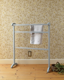 アンティーク家具 その他 アンティーク家具 シンプルな水色のペイント、アンティークの木製のタオルハンガー（４本タイプ）