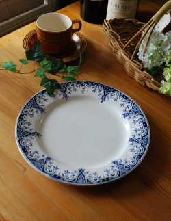 アンティーク雑貨  フランスのアンティーク食器、優雅な模様のプレート（お皿）