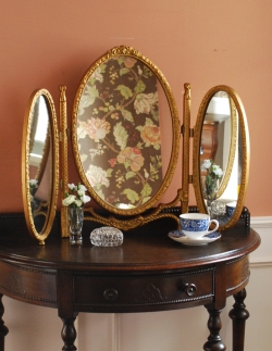 アンティーク雑貨  トップに薔薇が付いたエレガントなアンティーク スタンドミラー（三面鏡）