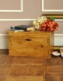 アンティーク家具  ナチュラルなアンティークの雑貨、テーブルにもなる木製ボックス