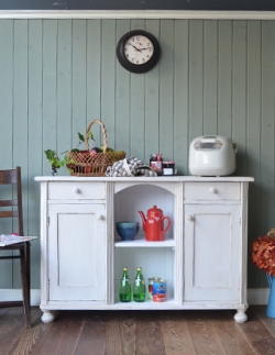 アンティーク家具 可愛らしいアンティーク家具、ホワイトペイントのオシャレなキャビネット