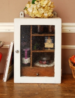 アンティーク家具  1930年代のアンティーク スモールキャビネット（ホワイト）