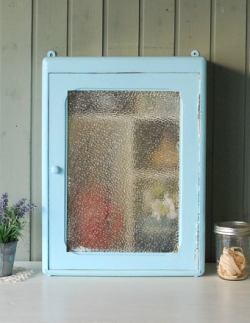 アンティーク家具 アンティークのキャビネット パステルブルーが可愛いアンティーク家具、小さなガラスキャビネット