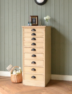 アンティーク家具 アンティークのチェスト ペイント仕上げのオシャレなアンティーク家具、ベージュ色のドロワー（チェスト）