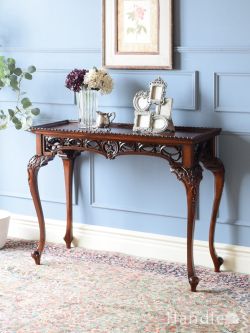 アンティーク家具 アンティークのテーブル 透かし彫りが美しいマホガニー材のアンティーク家具、イギリスから届いた猫足のコンソールテーブル