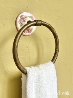 DIYグッズ タオルリング・タオルバー 陶磁器のバラがおしゃれなタオルホルダー、イタリアから届いた高級感漂うタオルリング